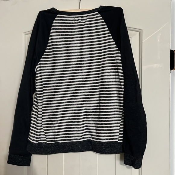 Cute Volcom sweatshirt - Picture 4 of 5